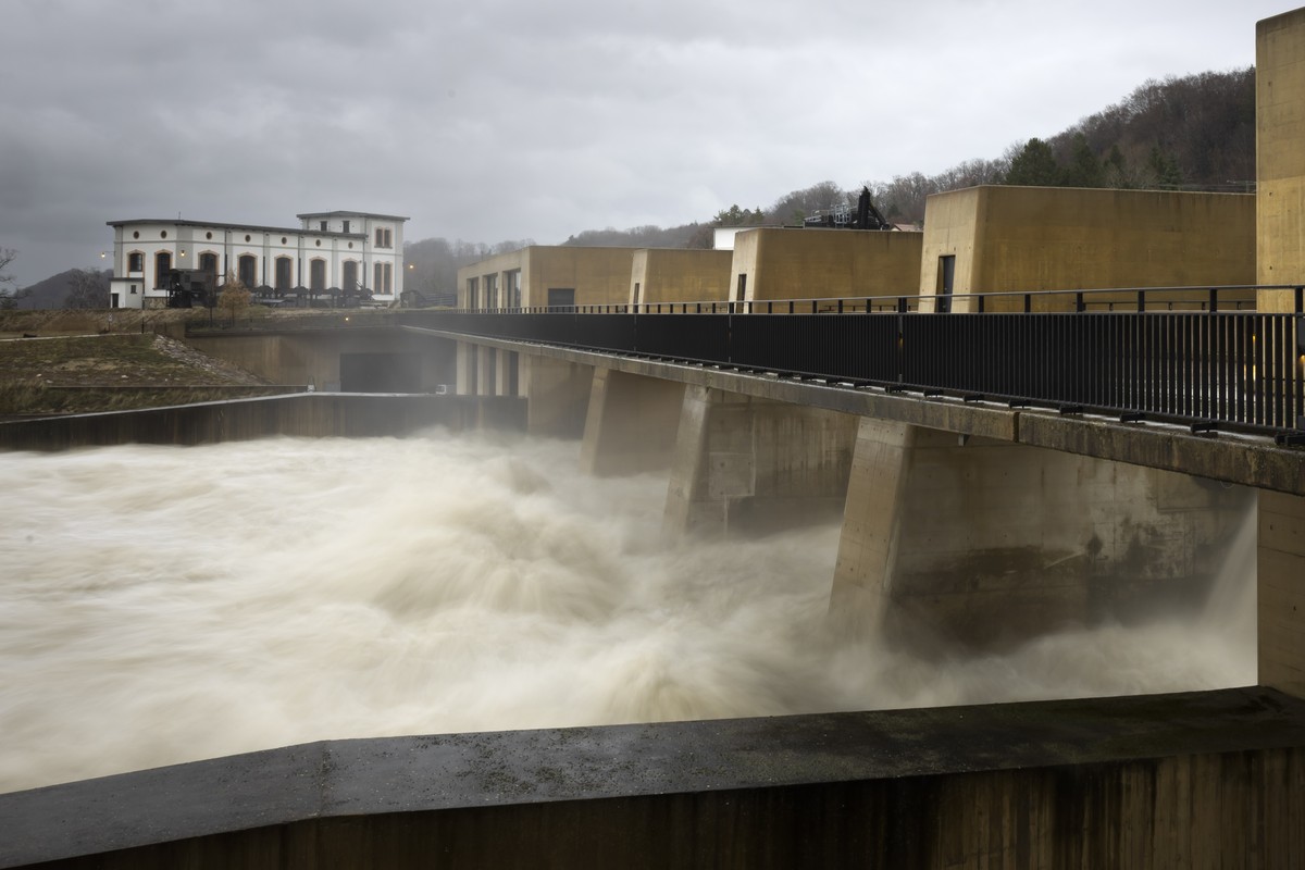 Wasser fliesst aus dem Aare-Hagneck-Kanal durch das Wasserkraftwerk Hagneck in den Bielersee, am Dienstag, 12. Dezember 2023 in Hagneck. Der Wasserpegel des Bielersees liegt nach starken Regenfaellen  ...