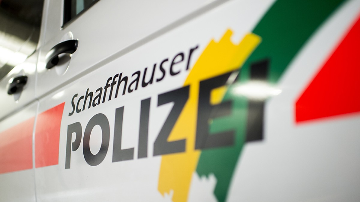 Die Schaffhauser Polizei hat auf dem Hochrein bei Hemishofen SH ein Schlauchboot, das an einer Wiffe h