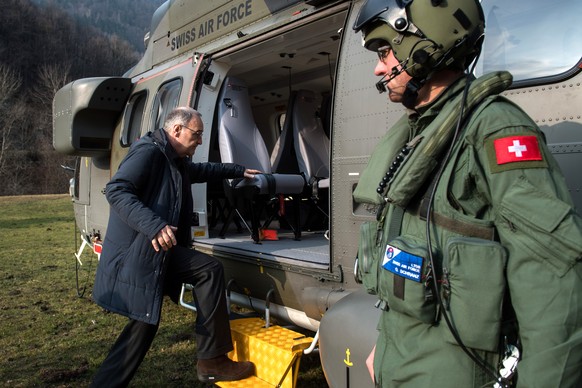 Bundesrat Guy Parmelin in Soazza am Ende des Besuch des Waldbrandgebietes im Misox am Donnerstag, 29. Dezember 2016. Parmelin steigt in einen Super-Puma-Helikopter der Schweizer Luftwaffe.
(KEYSTONE/T ...