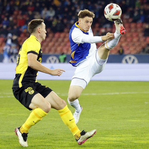 Grasshoppers Florian Hoxha, rechts, gegen YBs Silvan Hefti, links, beim Fussballspiel der Super League zwischen dem Grasshopper Club Zuerich und den BSC Young Boys im Letzigrund Stadion in Zuerich am  ...