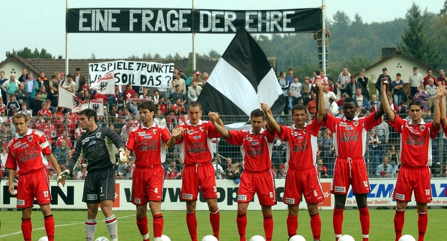 Die Aarauer Fussballanhaenger, hinten, appellieren auf dem Bruegglifeld in Aarau an die Ehre der Spieler, vorne, im NLA Fussball Meisterschaftsspiel zwischen Aarau und Wil am Samstag, 21. September 20 ...