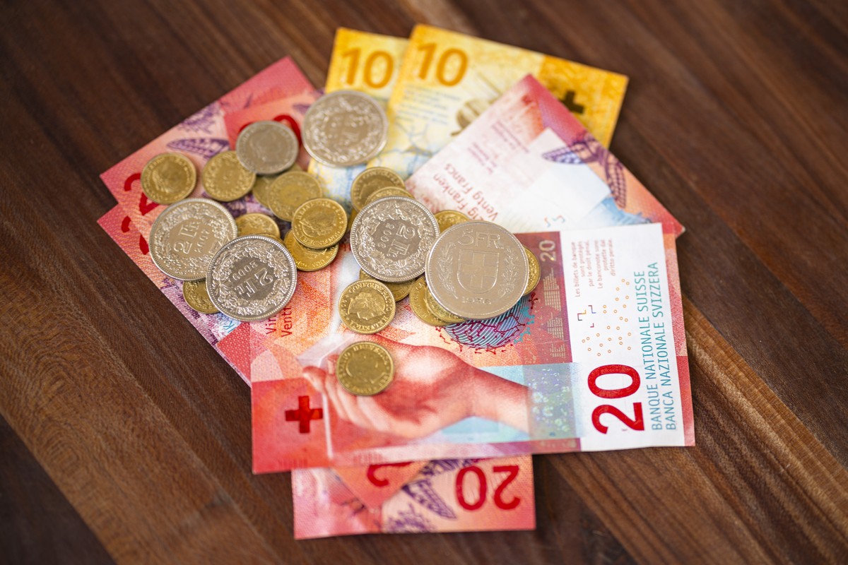 Schweizer Franken in Noten und Muenzen in dieser Illustrationsaufnahme, am Freitag, 13. Februar 2024 in Zuerich. Der Schweizer Franken hat nach der Bekanntgabe ueberraschend tiefer Inflationsdaten geg ...