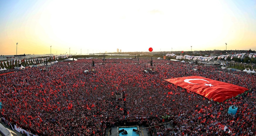 Die Kundgebung fand auf dem grossen Platz des Yenikapi-Viertels statt.