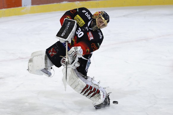 Berns Torhueter Leonardo Genoni in Aktion im Eishockey Meisterschaftsspiel der National League zwischen dem SC Bern und dem HC Lugano, am Samstag, 19. Januar 2019, in der PostFinance Arena in Bern. (K ...