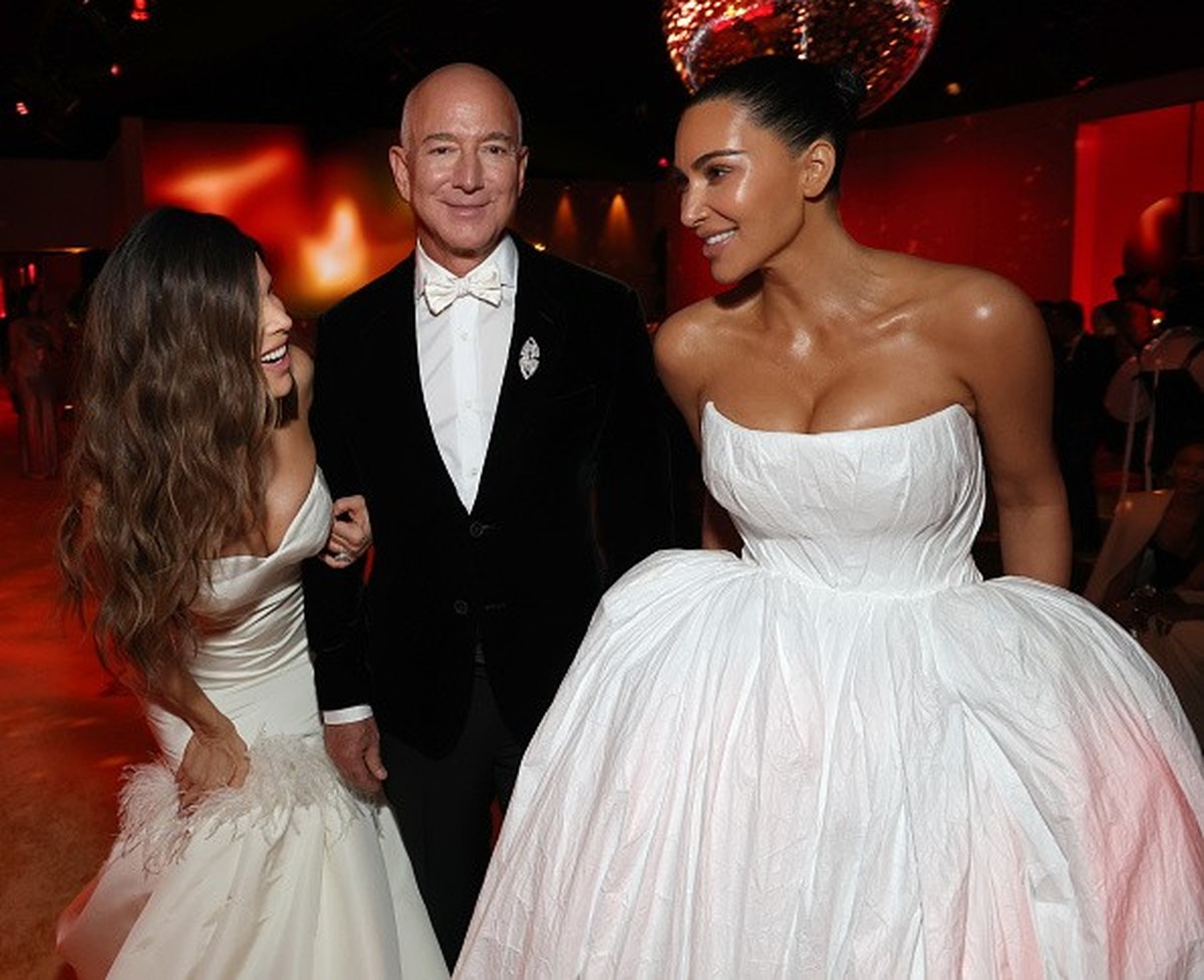BEVERLY HILLS, CALIFORNIA - MARCH 02: EXCLUSIVE COVERAGE (L-R) Lauren Sánchez, Jeff Bezos, and Kim Kardashian attend the 2025 Vanity Fair Oscar Party Hosted By Radhika Jones at Wallis Annenberg Center ...