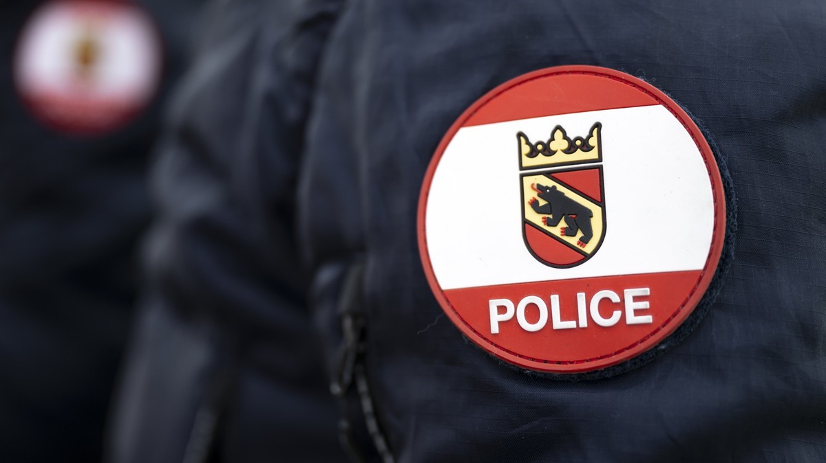 Abzeichen der Berner Polizei werden auf Polizeiuniformen fotografiert, waehrend die Rettungsuebung CONSENSUS25 vor dem Loetschberg-Basistunnel, am Samstag, 22. November 2025 in Frutigen. Die Rettungsu ...