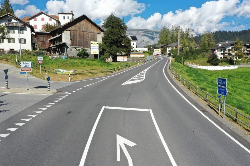 Strassenverlauf bei der Unfallstelle in Laax / Drohnenaufnahme Kapo GR