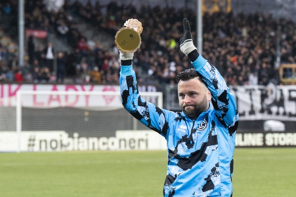Renato Steffen (LUG) receives the 2024 Best Player Award, before the Super League soccer match FC Lugano against FC Basel, at the Cornaredo Stadium in Lugano, Sunday, January 19, 2025 .(KEYSTONE / Ti- ...