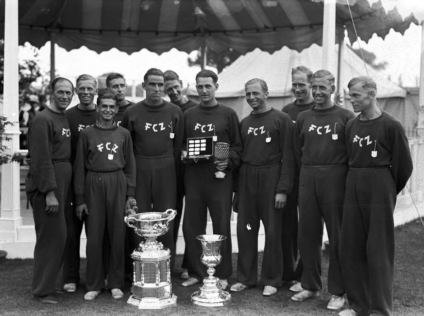 Die FCZ-Ruderer nach ihrem Exploit an der Henley Royal Regatta, 1936. In der Mitte steht Ernst Rufli (1910–1996) mit dem kleinen Pokal in der Hand.
https://heartheboatsing.com/2020/12/14/in-living-col ...