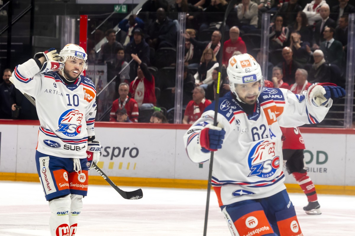 Sven Andrighetto (ZSC), left, celebrates his goal with his teammate Denis Malgin (ZSC), right, after scoring the 0:3 during the first leg of the National League Swiss Championship final playoff game b ...