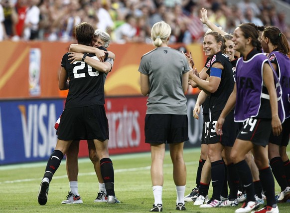 Bildnummer: 08151227 Datum: 10.07.2011 Copyright: imago/Xinhua
DRESDEN, July 10, 2011 - Pia Sundhage (back L), head coach of the USA, celebrates victory with Abby Wambach (front L) after the quarter- ...
