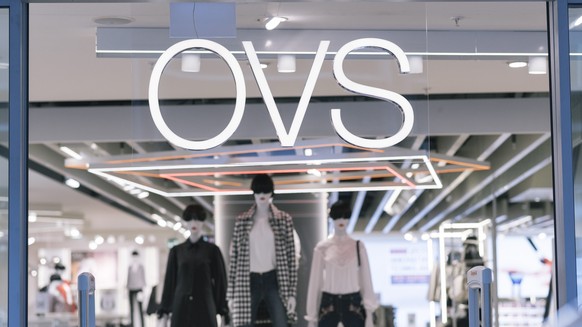 ARCHIV  ZUM DROHENDEN KONKURS DER SEMPIONE FASHION, WELCHE DIE SCHWEIZER OVS-KLEIDERGESCHAEFTE BETREIBT, STELLEN WIR IHNEN FOLGENDES BILDMATERIAL ZUR VERFUEGUNG - A neon sign above the entrance area  ...