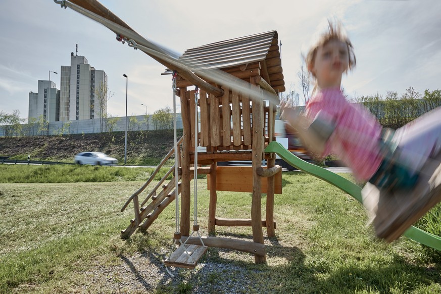 ZUR THEMATIK DER VON ARMUT BETROFFENEN ALLEINERZIEHENDEN MUETTER UND IHRER KINDER, SCHICKEN WIR IHNEN HEUTE, DONNERSTAG, 12.05.2016, FOLGENDE FINGIERTE UND GESTELLTE BILDSERIE --- [Symbolic Image, Sta ...