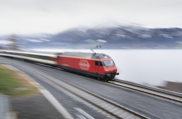 Ein SBB Zug faehrt auf der neuen Doppelspur-Strecke zwischen Arth-Goldau und Zug, am Sonntag, 13. Dezember 2020, in Walchwil. (KEYSTONE/Gaetan Bally)