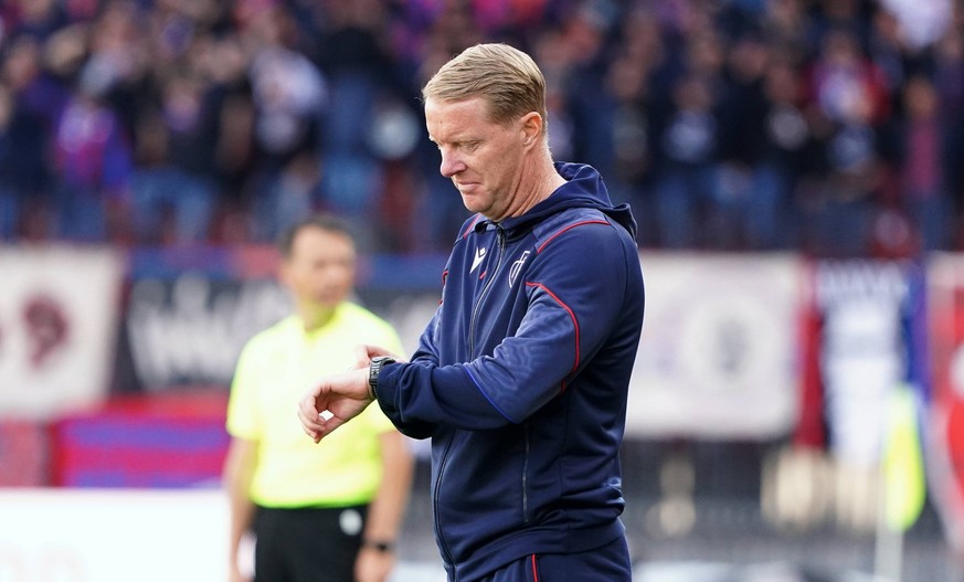 Foto Manuel Geisser 06.08.2023 Stadion Letzigrund Fussball Herren Super League Saison 2023/2024 Grasshopper Club Zuerich - FC Basel. Bild :Timo Schultz Trainer FC Basel schaut auf seine Uhr.Aktion Ein ...