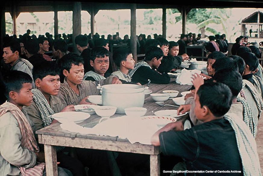 Solche Szenen sah Myrdal 1978 in Kambodscha: Kollektive Mahlzeit. 