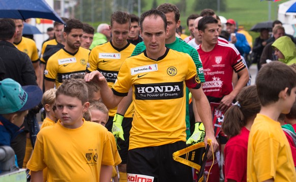 Steve von Bergen führt YB auf das Spielfeld.