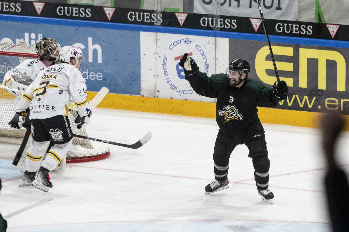 Mark Arcobello (HCL) celebrate 4-3 good, during the regular season of National League A (NLA) Swiss Championship 2024/25 between HC Lugano and HC Ajoie at the ice stadium Corner Arena, Switzerland, Fr ...