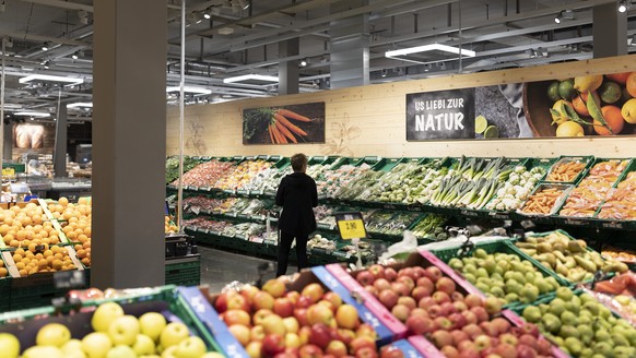 ZUR COOP FILIALE IM EINKAUFSZENTRUM SEEWEN MARKT STELLEN WIR IHNEN HEUTE FOLGENDES BILDMATERIAL ZUR VERFUEGUNG --- The fruit and vegetable department at the branch of retailer Coop at the shopping cen ...