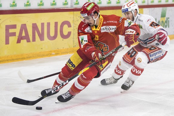 Biels Damien Riat, links, im Duell mit Rapperswils Frederic Iglesias im Eishockey Meisterschaftsspiel der National League zwischen dem EHC Biel und dem SC Rapperswil-Jona Lakers, am Freitag, 5. Oktobe ...