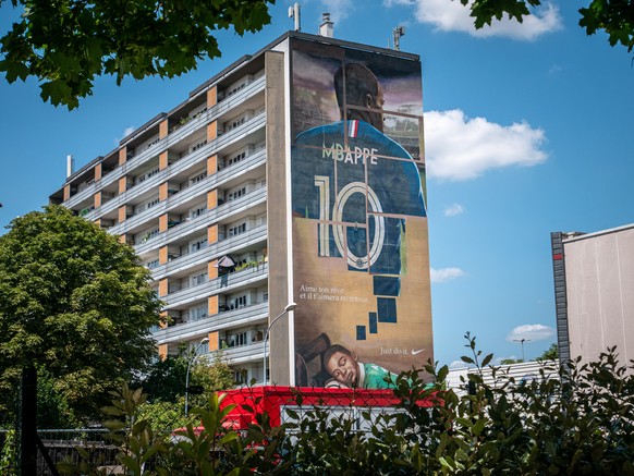 epaselect epa13083014 A mural depicting French footballer Kylian Mbappe, captain of the French national team, on a building in his childhood hometown of Bondy, northeastern suburbs of Paris, France, 0 ...