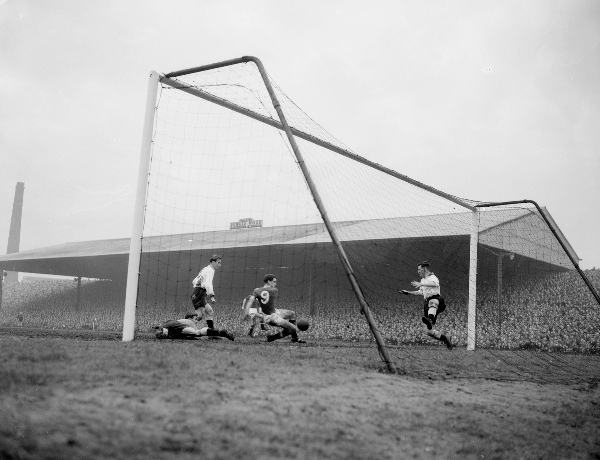 Bildnummer: 55884869 Datum: 01.01.1956 Copyright: imago/United Archives
The goal that beat Blackpool 2 - 1 and gave Manchester United the Football League Championship for the second time since the wa ...
