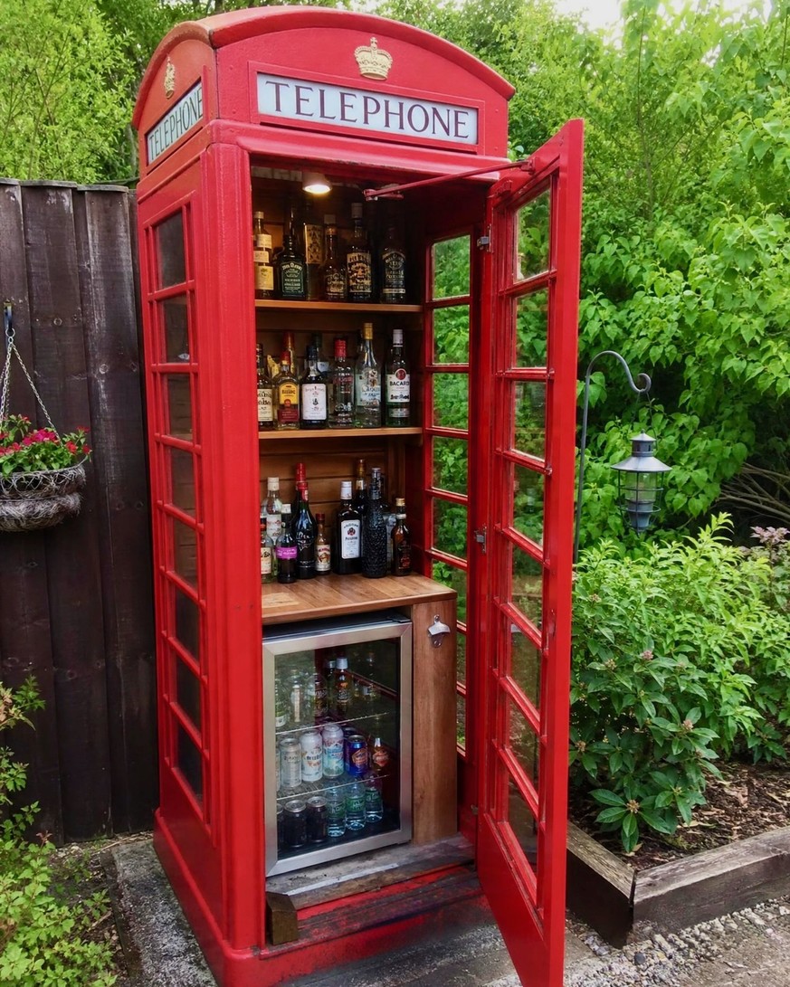 Britische Telefonkabinen umgenutzt. 

https://www.threads.com/@timtimtigger1/post/DdAsKlPFEWo/photo-posted-by-tim-bridwell-tigger-timtimtigger/