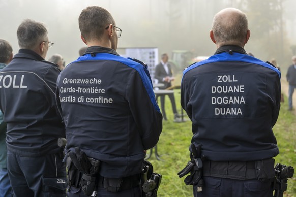 Vertreter von Zoll und Grenzwache bei der Neusetzuung des Landesgrenzsteins Nr. 98 an der Grenze zwischen den Gemeinden Bettingen (Schweiz) und Inzlingen (Deutschland), am Donnerstag, 16. Oktober 2025 ...