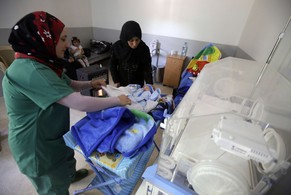 Eine Helferin betreut ein Neugeborenes in einer Klinik der Organisation Ärzte ohne Grenzen in Syrien.