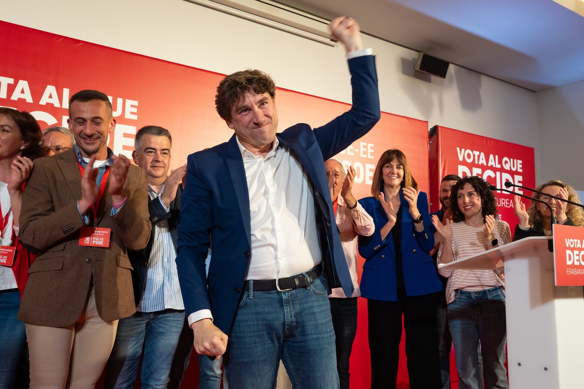 epa11293022 A handout photo made available by the Socialist Party of the Basque Country-Basque Country Left (PSE-EE) shows PSE-EE candidate for the Presidency in the Basque regional elections, Eneko A ...