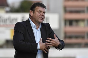 Biel-Trainer Jean-Michel Aeby feiert mit seiner Mannschaft in Wil den ersten Saisonsieg.&nbsp;