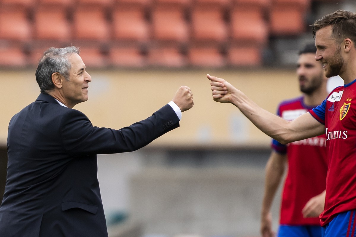 L?entraineur du FC Basel Marcel Koller, gauche, felicite le defenseur balois Silvan Widmer, droite, lors du quart de final de la Coupe de Suisse de football entre le FC Lausanne-Sport, LS et le FC Bas ...