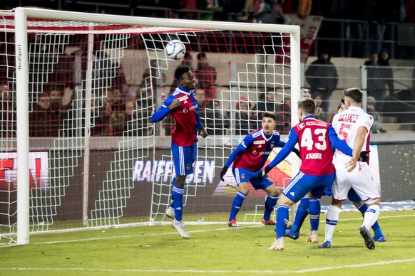 L&#039;attaquant balois Dimitri Oberlin, gauche, sauve sur la ligne de but pendant les derniers instant du match lors de la rencontre de football de Super League entre le FC Sion et le FC Basel 1893 c ...