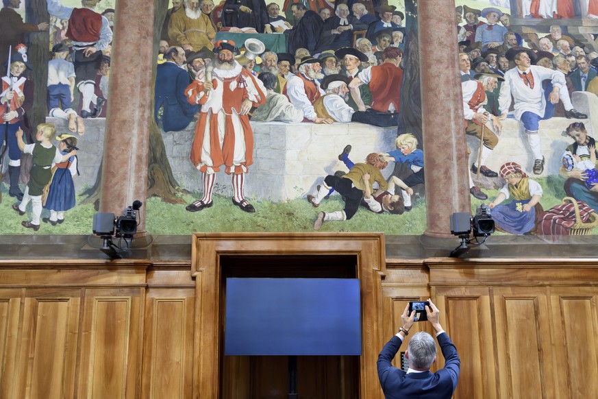 Matthias Michel, FDP-ZG, nimmt ein Foto mit seinem handy von eine Fresko waehrend der Wintersession der Eidgenoessischen Raete, am Dienstag, 17. Dezember 2019 im Staenderat in Bern. Diese Fresko wurde ...