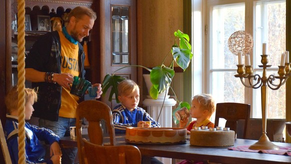 Juha Jarvinen mit seinen Kindern in der Küche.