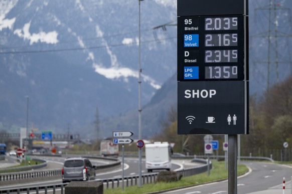 Eine Tankstelle an der A2 Autobahnraststaette Erstfeld in Richtung sueden praesentiert seine Benzinpreise am Donnerstag, 2. April 2026, in Erstfeld im Kanton Uri. Wegen dem Krieg im Iran sind die Roho ...