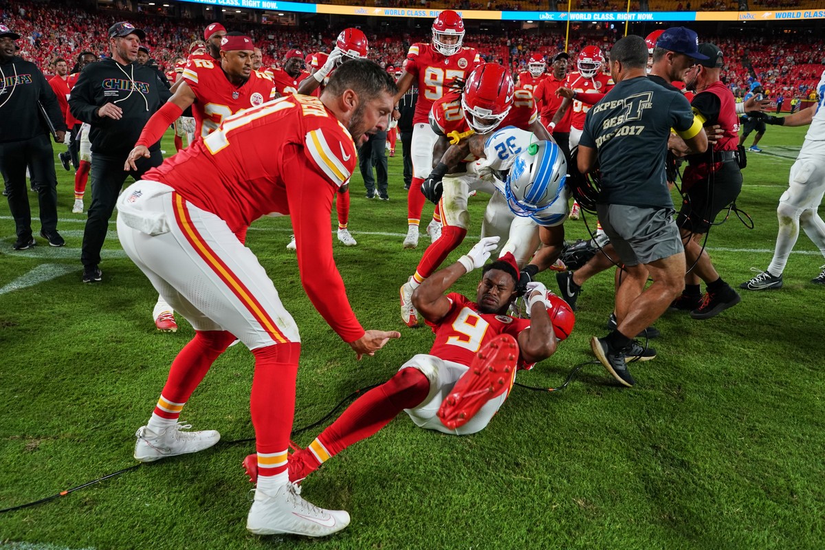 Detroit Lions defensive back Brian Branch (32) fights with Kansas City Chiefs wide receiver JuJu Smith-Schuster (9) while be held back by Chiefs' James Winchester, left, and Isiah Pacheco (10) fo ...