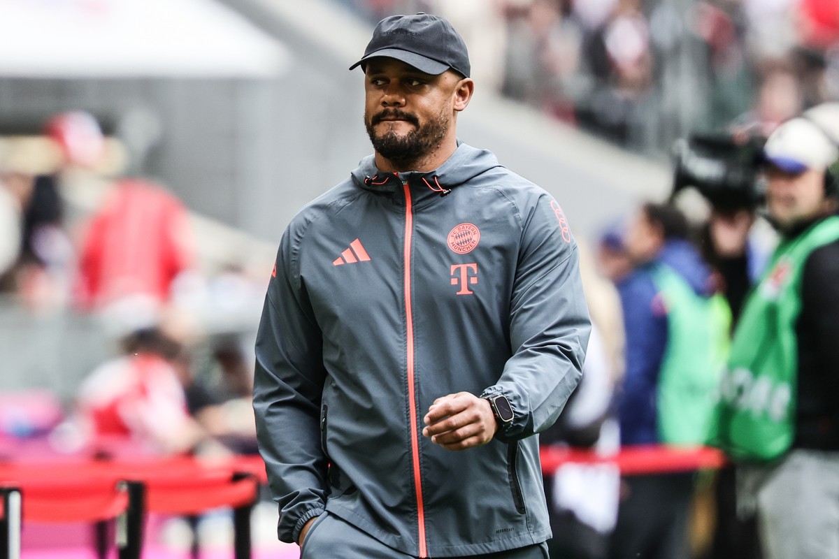 epa12900367 Head coach Vincent Kompany of Munich arrives before the German Bundesliga soccer match between FC Bayern Munich and VfB Stuttgart, in Munich, Germany, 19 April 2026. EPA/RONALD WITTEK COND ...