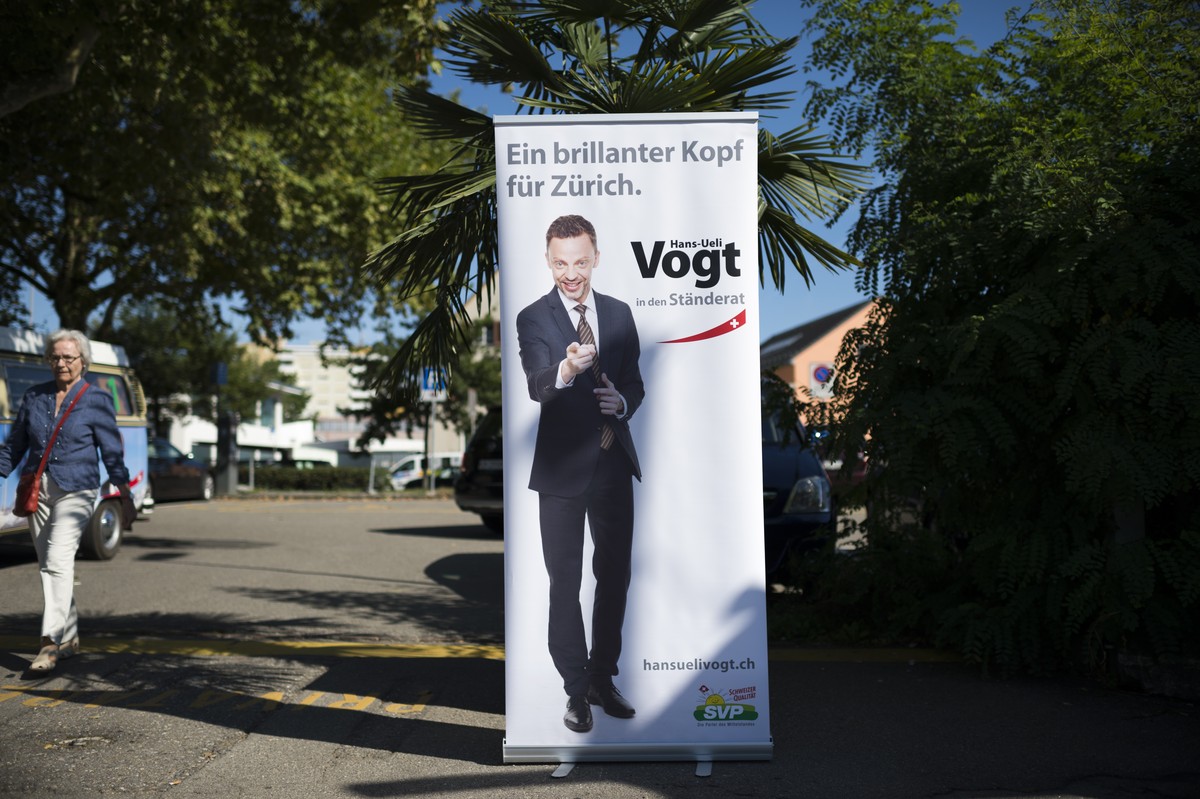 Hans-Ueli Vogt, Kantonsrat Zuerich, abgebildet auf einem Wahlplakat, waehrend dem Wahlkampfauftakt der Zuercher SVP, "SVP bi dae Luet", im Zeughausareal Uster am Dienstag, 25. August 2015, i ...