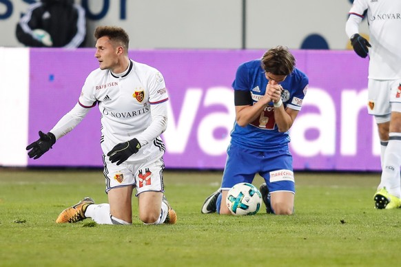 Der Spieler Hekuran Kryeziu vom FC Luzern, rechts, gestikuliert neben Basels Taulant Xhaka im Meisterschaftsspiel der Super League Luzern gegen Basel am Samstag, 25. November 2017, in Luzern. (KEYSTON ...