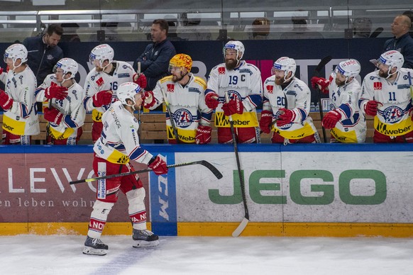 Die Rapperswiler feiern ein Tor beim Spiel 3 des Playoff 1/2 Finalspiel der Eishockey Meisterschaftsspiel der National League zwischen dem EV Zug und den SC Rapperswil Jona Lakers vom Donnerstag, 29.  ...