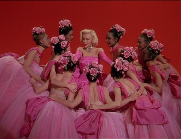 Engagierte Restaurateure haben aus Marilyns ultrapinkem Dress in «Gentlemen Prefer Blondes» auch schon mal einen lilafarbenen gemacht. Der Konstrast zum roten Hintergrund ist dann zwar grösser, aber f ...