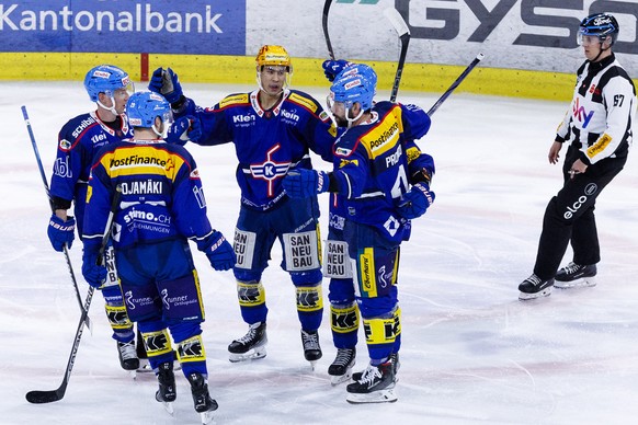 EHC Kloten PostFinance Top Scorer Jonathan Ang feiert seinen Treffer zum 4-2 mit seinen Mitspielern waehrend dem Eishockey-Meisterschaftsspiel der National League zwischen den Teams EHC Kloten und SC  ...