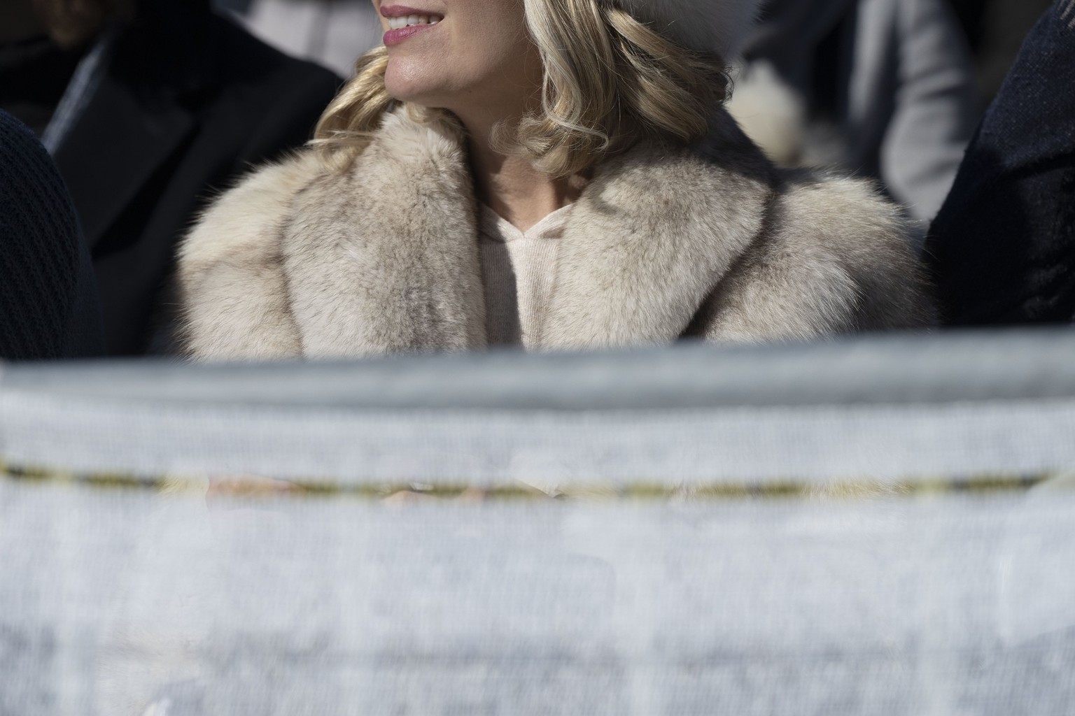 Eine Frau im Pelzmantel verfolgt ein Pferderennen, fotografiert im Rahmen des White Turf, am Sonntag, 20. Februar 2022 in St. Moritz. (KEYSTONE/Christian Beutler)