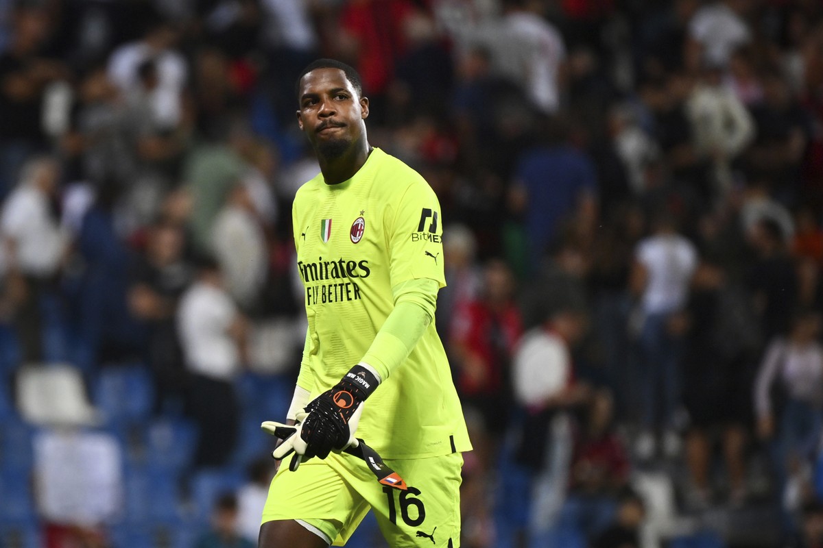 Milan's Goalkeeper Mike Maignan looks on after losing the Serie A soccer match between Sassuolo and Milan at Mapei Stadium, Reggio Emilia, Italy, Tuesday Aug. 30, 2022. (Massimo Paolone/LaPresse  ...