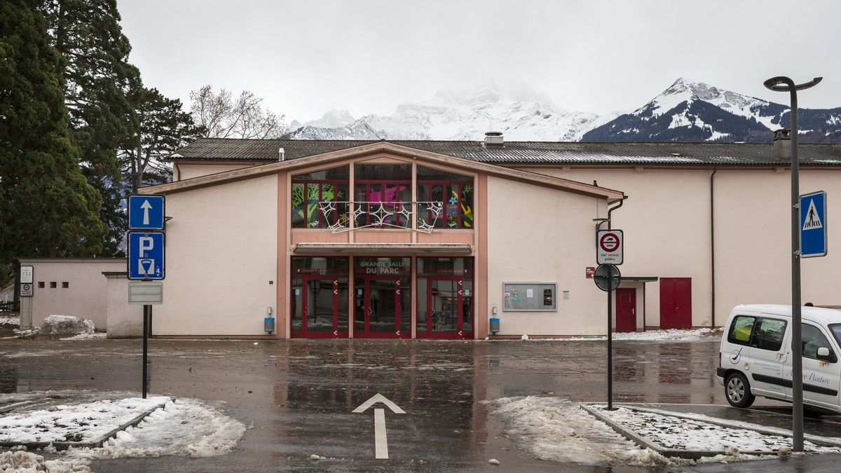 "La Grand Salle du Parc" in Bex im Wallis, am Montag 11. Dezember 2017. Bis zu 350 Personen wurden aufgrund des blockierten Zuges zwischen Aigle und Bex im "La Grande Salle du Parc&quot ...