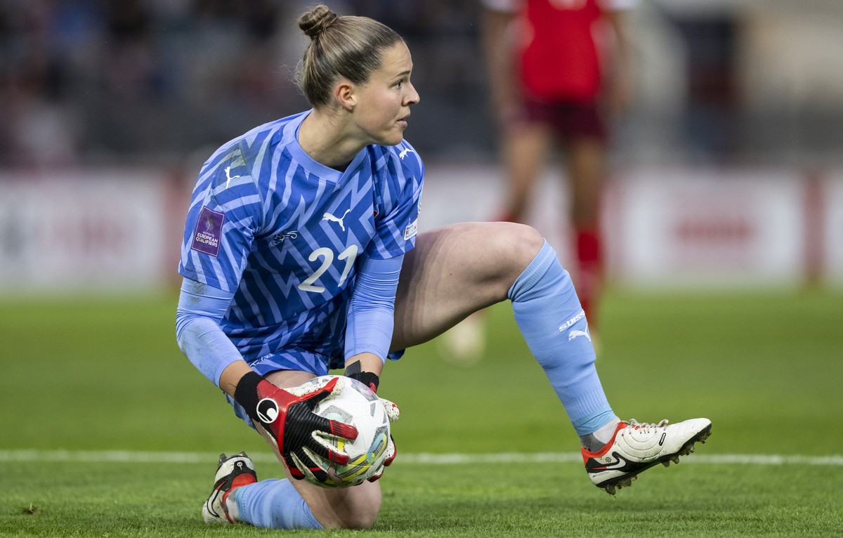 epa11382615 Switzerland's goalkeeper Elvira Herzog in action during the UEFA Women's European Qualifier soccer match between Switzerland and Hungary, in Biel, Switzerland, 31 May 2024. EPA/A ...