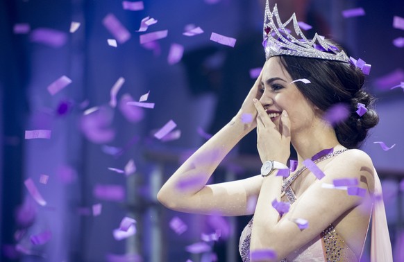 Jastina Doreen Riederer freut sich bei ihrer Kroenung zur neuen Miss Schweiz 2018, aufgenommen am Samstag, 10. Maerz 2018 in der Trafohalle in Baden. (KEYSTONE/Ennio Leanza)