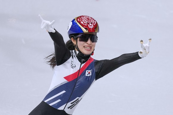 Gilli Kim of the Republic of South Korea celebrates during a short track speed skating women's 1500 meters final at the 2026 Winter Olympics, in Milan, Italy, Friday, Feb. 20, 2026. (AP Photo/Ste ...