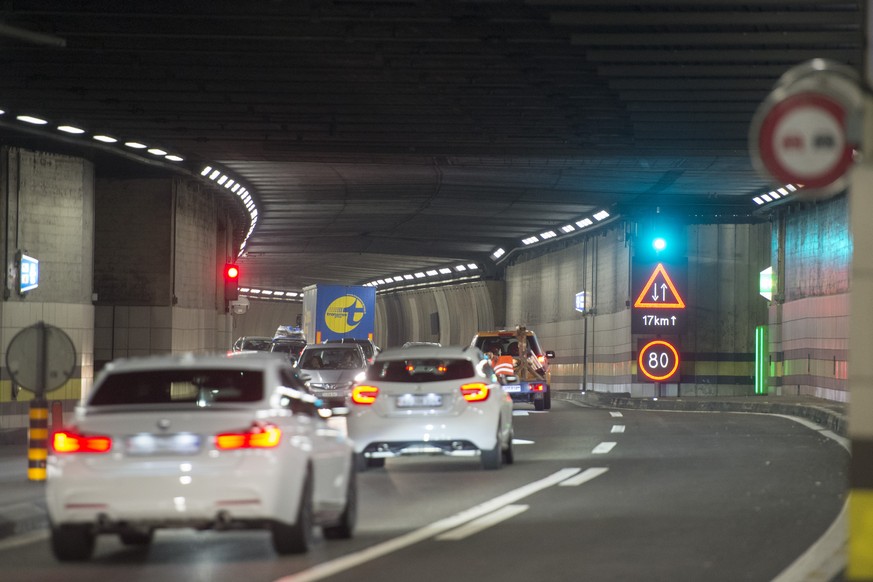 ARCHIV - ZUM KAMPAGNENSTART ZUR ABSTIMMUNG AM 28. FEBRUAR 2016, DURCH BUNDESRAETIN DORIS LEUTHARD STELLEN WIR IHNEN FOLGENDES ARCHIVBILD ZUR VERFUEGUNG. - Das Tunnel Einfahrtsportal des Gotthard Stras ...